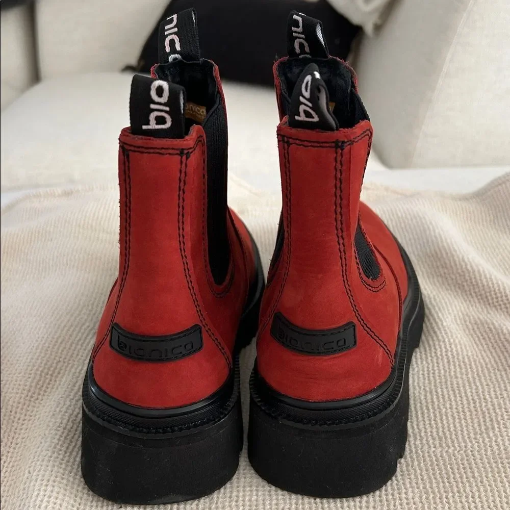 Bionica Dina Rogue Red Women’s Boot, size 8, NWOT Floor display